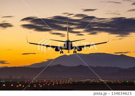 夕暮れの仙台空港　着陸中の飛行機　宮城県名取市 134634623