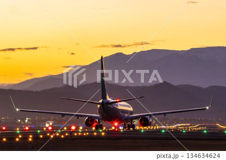 夕暮れの仙台空港 離陸中の飛行機 宮城県名取市 夕暮れの仙台空港 離陸中の飛行機 宮城県名取市 134634624