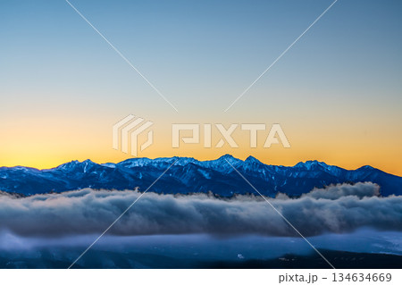 冬の霧ヶ峰高原車山山頂から夜明けの八ヶ岳 冬の霧ヶ峰高原車山山頂から夜明けの八ヶ岳 134634669