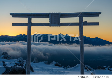 冬の霧ヶ峰高原車山山頂から夜明けの八ヶ岳 134634670
