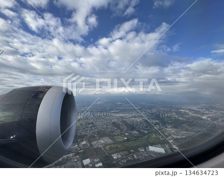 飛行機の窓からみた眼下に広がる景色と空の風景 134634723