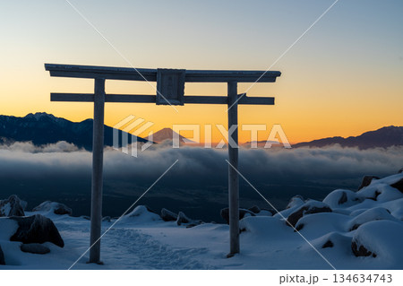 冬の霧ケ峰高原車山山頂から夜明けの富士山 134634743