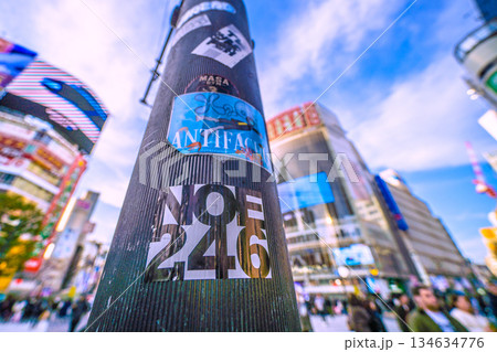 日本の東京都市景観再びシール…年の瀬。インバウンドが続く渋谷。ほとんどが外国人観光客。剥がされた柱に 日本の東京都市景観再びシール…年の瀬。インバウンドが続く渋谷。ほとんどが外国人観光客。剥がされた柱に 134634776