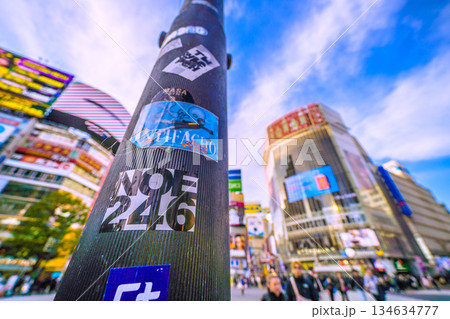 日本の東京都市景観再びシール…年の瀬。インバウンドが続く渋谷。ほとんどが外国人観光客。剥がされた柱に 日本の東京都市景観再びシール…年の瀬。インバウンドが続く渋谷。ほとんどが外国人観光客。剥がされた柱に 134634777