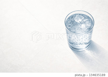 石目背景に置いた氷入り炭酸水のクリーンなイラスト 石目背景に置いた氷入り炭酸水のクリーンなイラスト 134635189