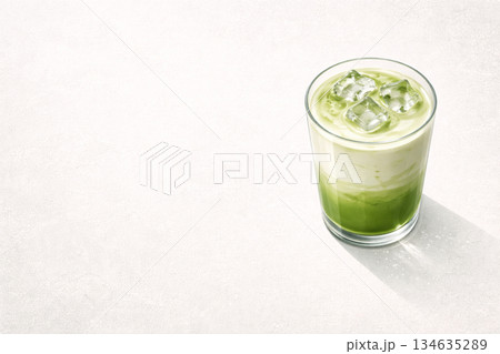 石目背景に置いた氷入り抹茶ラテのクリーンなイラスト 石目背景に置いた氷入り抹茶ラテのクリーンなイラスト 134635289
