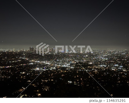 アメリカのロサンゼルスからみたカリフォルニアのビル群の夜景の風景 134635291