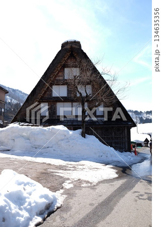 雪の積もった白川郷 134635356