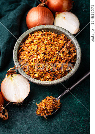 Bowl with chopped fried crispy onions Bowl with chopped fried crispy onions 134635573