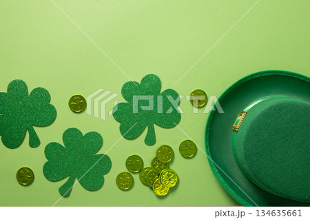 St Patricks day and March 17 frame with leprechaun hat and clover leaves on green background. View from above. 134635661