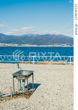 不自然な場所にある流し台と水道【諏訪湖】 134636337