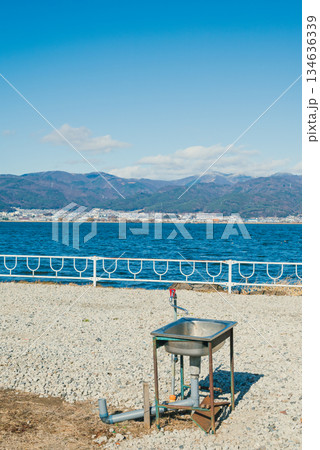 不自然な場所にある流し台と水道【諏訪湖】 不自然な場所にある流し台と水道【諏訪湖】 134636339