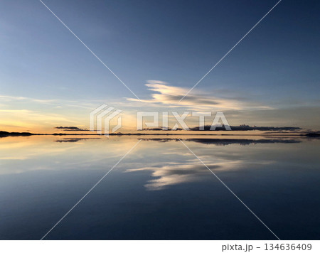 《ボリビア》ウユニ塩湖の朝 134636409