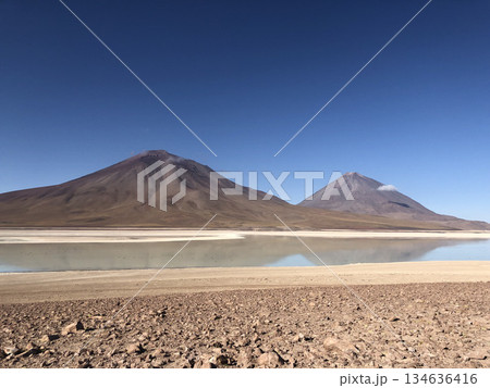 快晴の青空をバックに晴れ渡る真夏の朝の美しい夏の火山と雪化粧の山並み 134636416