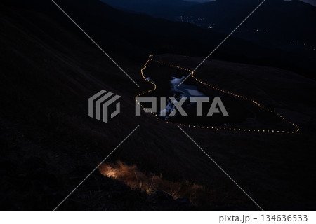 三重県　奈良県　曽爾高原　ライトアップされたお亀池 134636533