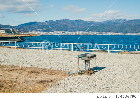 不自然な場所にある流し台と水道【諏訪湖】 134636790