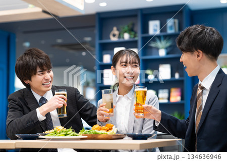 飲み会をする若いビジネスマン 飲み会をする若いビジネスマン 134636946