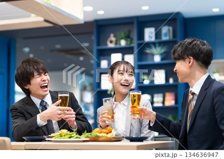 飲み会をする若いビジネスマン 飲み会をする若いビジネスマン 134636947