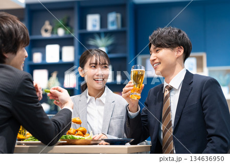 飲み会をする若いビジネスマン 飲み会をする若いビジネスマン 134636950