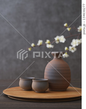 日本酒イメージ　徳利とお猪口の酒器セット 134638277