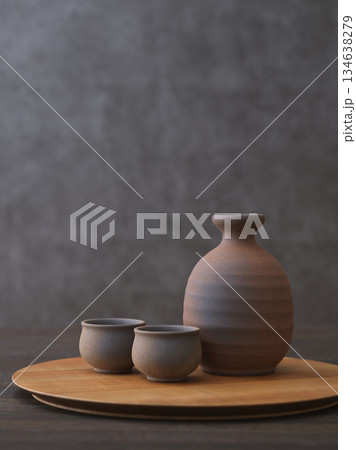 飲酒イメージ　徳利とお猪口の酒器セット 134638279