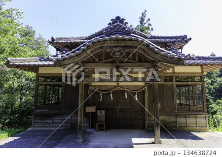 青空の下に佇む愛媛県大洲市・少彦名神社の木造拝殿 134638724