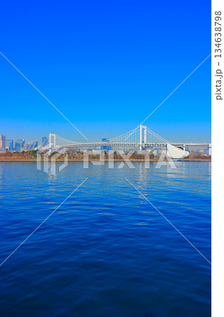 東京都港区、レインボーブリッジの風景 134638798
