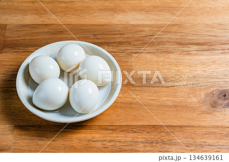 小皿に盛られたうずらのゆで卵 134639161