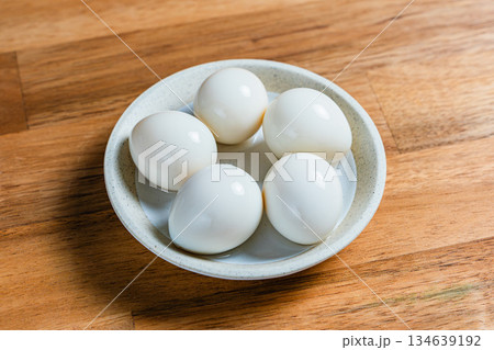 小皿に盛られたうずらのゆで卵 134639192