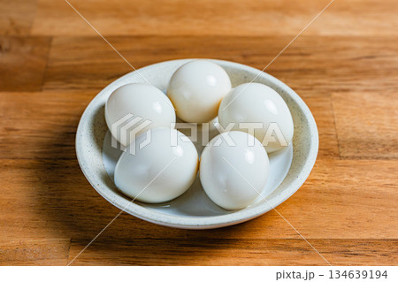 小皿に盛られたうずらのゆで卵 134639194