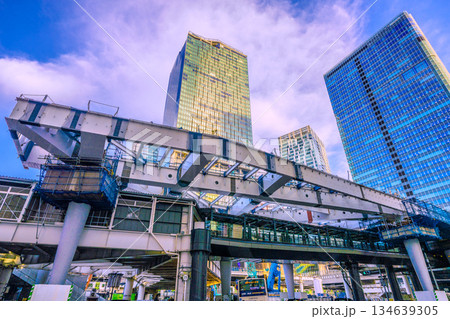 日本の東京都市景観年の瀬。フクラスデッキの上を鉄骨が覆い被さる(クローラークレーンもズラリ…) 日本の東京都市景観年の瀬。フクラスデッキの上を鉄骨が覆い被さる(クローラークレーンもズラリ…) 134639305