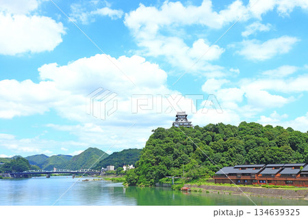 愛知県犬山市、国宝犬山城と木曽川の風景 134639325