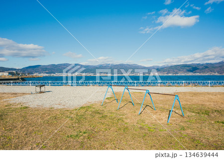 鉄棒と諏訪湖【岡谷市】 134639444