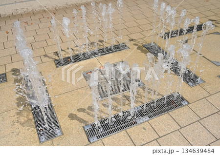床から噴き出す噴水(フロア噴水) 床から噴き出す噴水(フロア噴水) 134639484