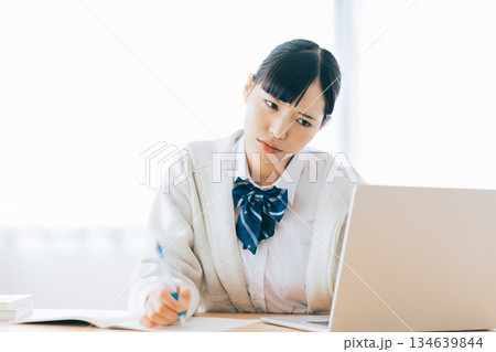 オンラインで勉強をする難しい顔の高校生 オンラインで勉強をする難しい顔の高校生 134639844