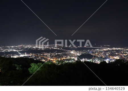 高台から望む夜の街並み、光が描く都市の風景 高台から望む夜の街並み、光が描く都市の風景 134640529