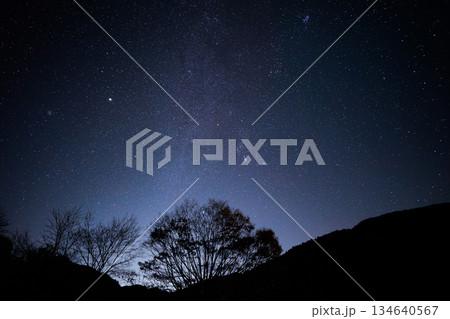 満天の星空　天の川　静寂の夜　星降る空　自然の神秘 134640567