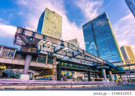 日本の東京都市景観年の瀬。フクラスデッキの上を鉄骨が覆い被さる。驚きの新たな風景が出現した＝渋谷 134642003