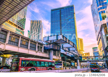 日本の東京都市景観年の瀬。フクラスデッキの上を鉄骨が覆い被さる。驚きの新たな風景が出現した＝渋谷 134642006