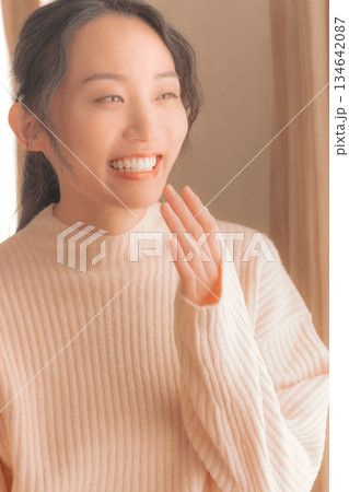 自宅で過ごす若い女性のポートレイト 自宅で過ごす若い女性のポートレイト 134642087