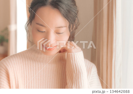 自宅で過ごす若い女性のポートレイト 134642088