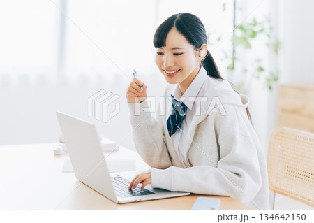 オンラインで勉強をする高校生 オンラインで勉強をする高校生 134642150