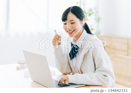 オンラインで勉強をする高校生 オンラインで勉強をする高校生 134642151