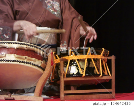 和太鼓を叩く着物姿の奏者、躍動感あふれる日本の伝統芸能と和楽器演奏の風景 和太鼓を叩く着物姿の奏者、躍動感あふれる日本の伝統芸能と和楽器演奏の風景 134642436