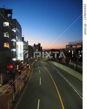 大田区・山王のジャーマン通り、街灯が輝くブルーアワーの情緒ある都市景観 134642447