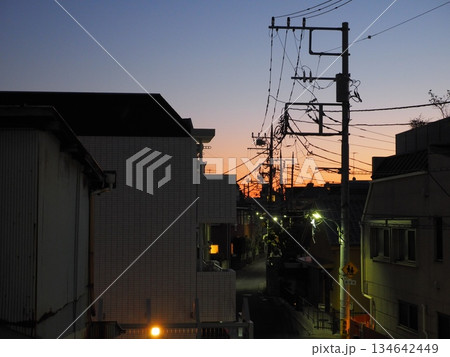 夕暮れ時の住宅街と電柱のシルエット、マジックアワーの大田区山王の風景 夕暮れ時の住宅街と電柱のシルエット、マジックアワーの大田区山王の風景 134642449