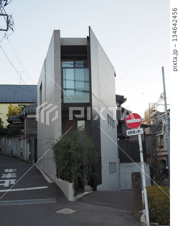都会の狭小地に建つモダンなデザイナーズ住宅、コンクリート打ち放しの独創的な建築 134642456