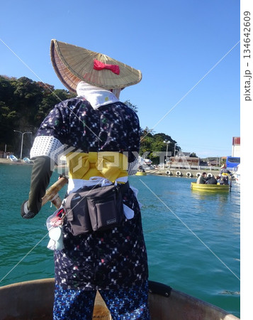 たらい舟の船頭さん たらい舟の船頭さん 134642609