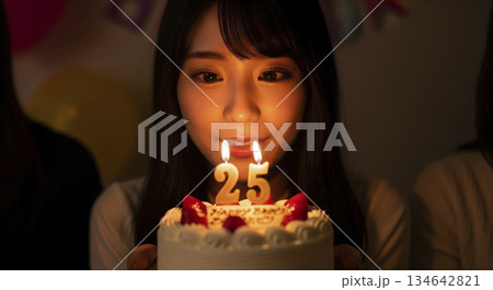 バースデーケーキ　25歳の誕生日 134642821