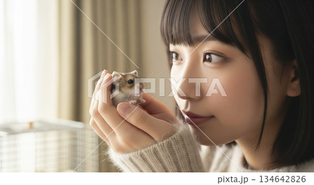 ハムスターを可愛がる女性 134642826